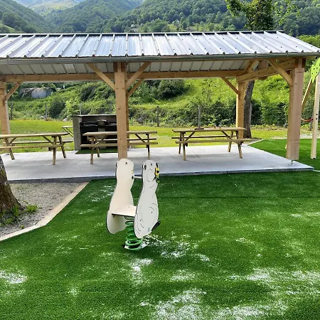 A Avec Vue Sur La Montagne