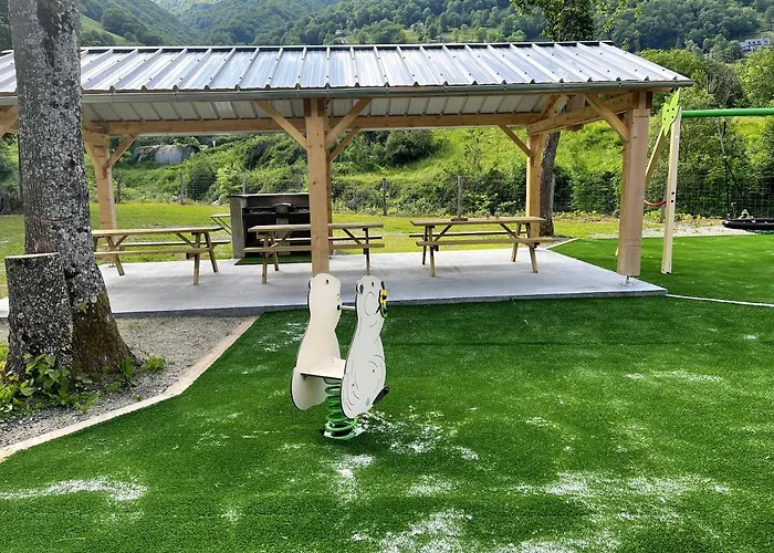 A Avec Vue Sur La Montagne